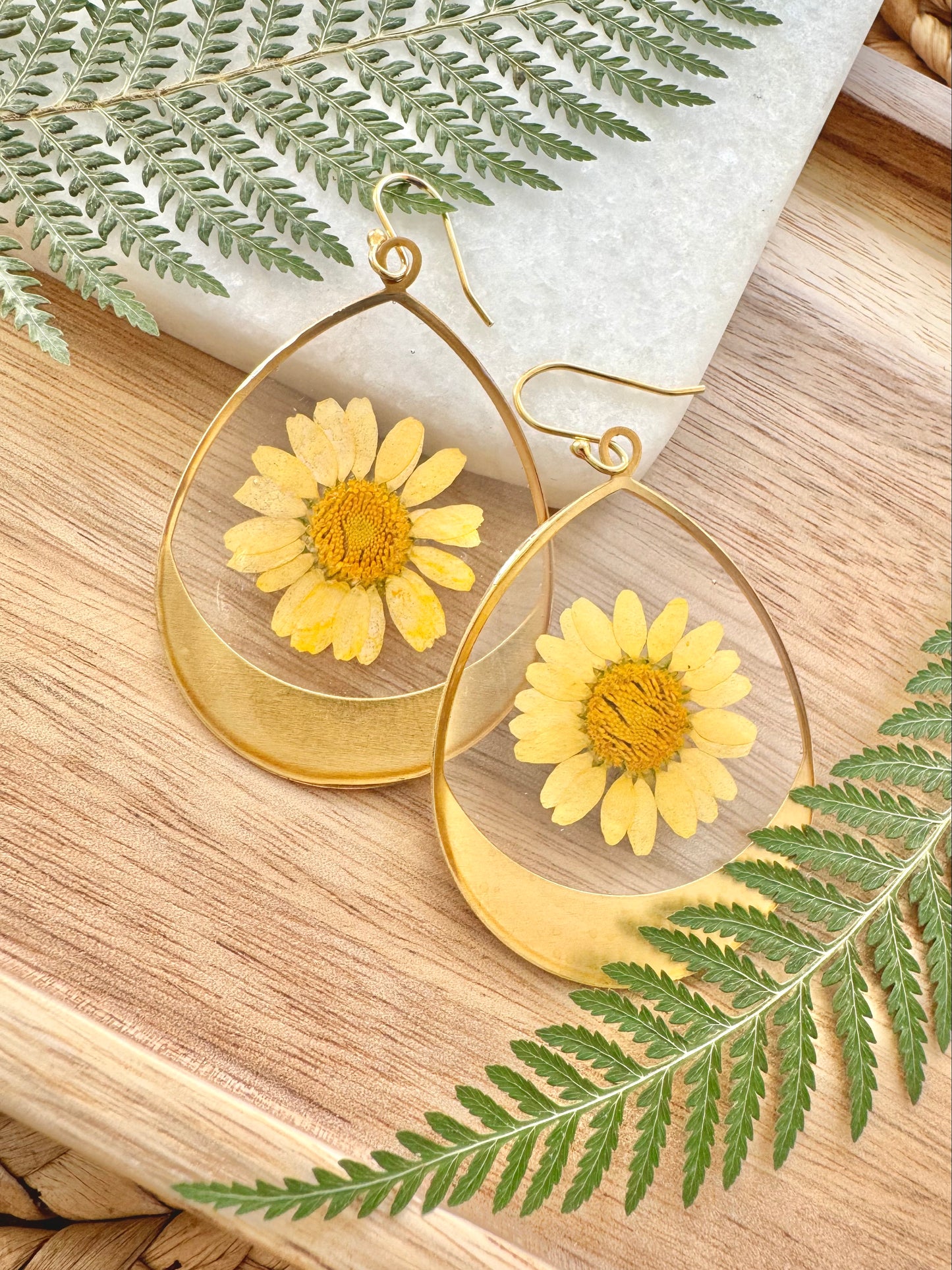 Large Teardrop Dangles Yellow Daisy