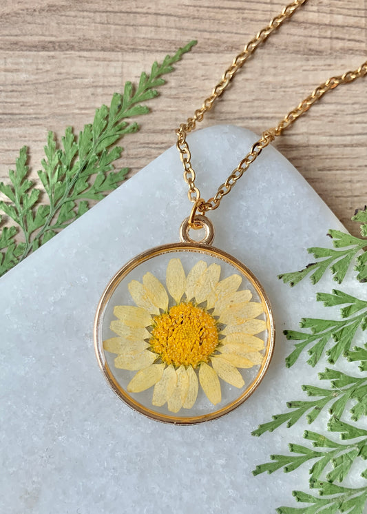 Circle Necklace Yellow Daisy in Gold