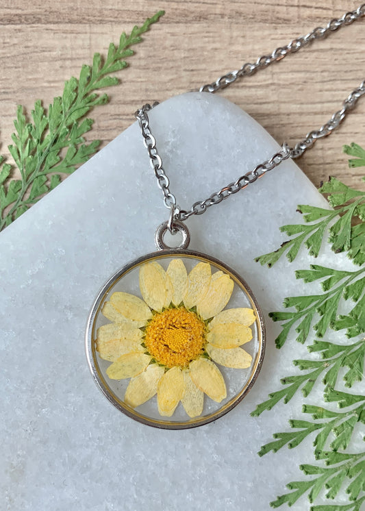 Circle Necklace Yellow Daisy in Silver